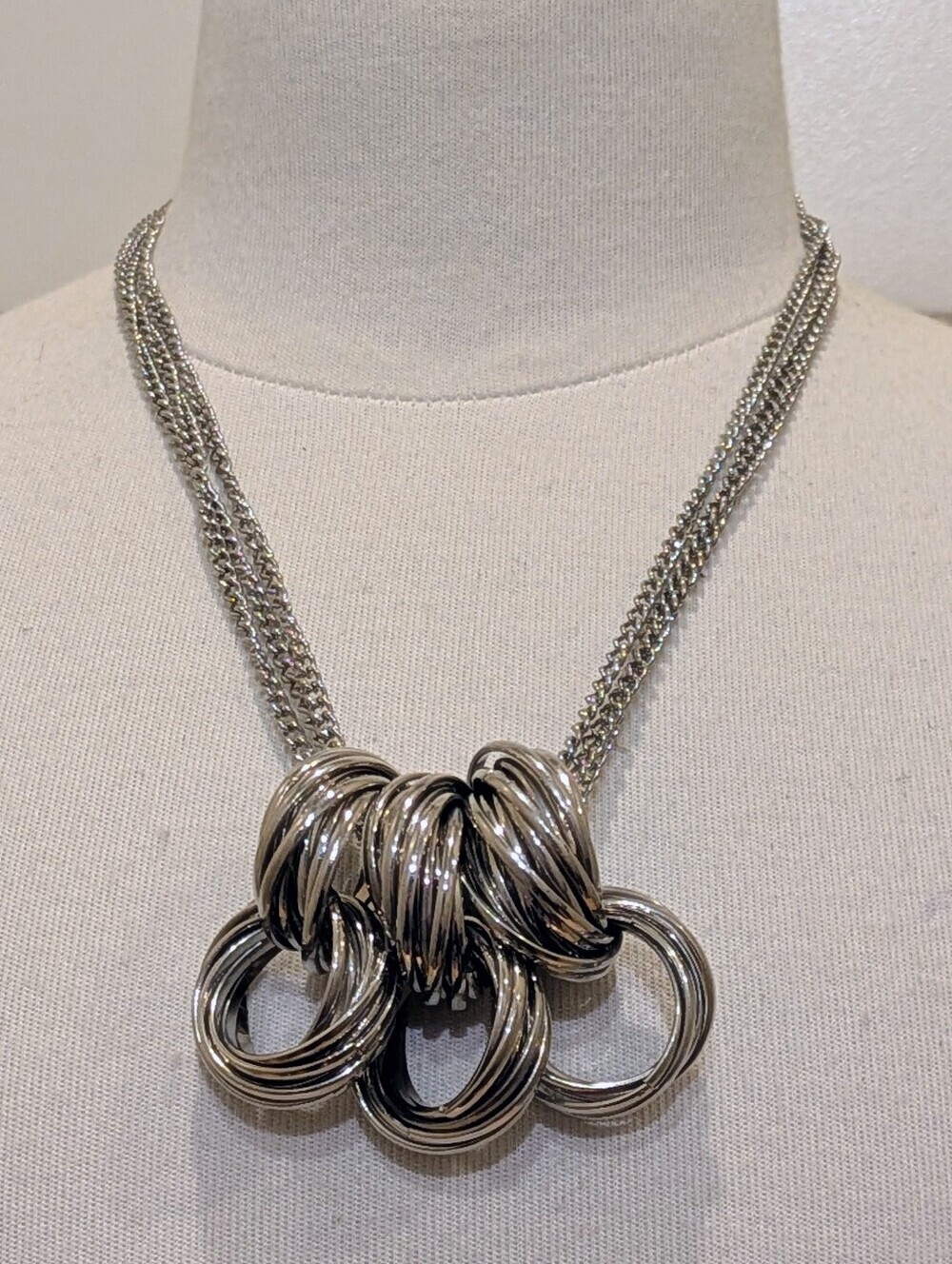3/$30 EUC 18.5" Chunky Silvertone Brutalist Necklace w Twisted Ring Centerpiece